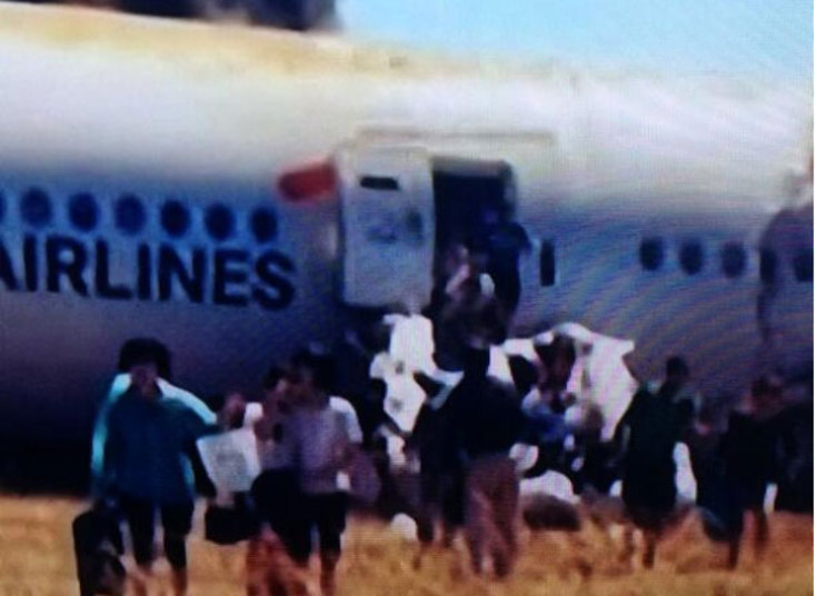 Imagem postada por um internauta mostra passageiros saindo correndo o avião após o acidente