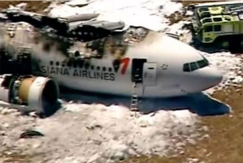 Uma<br /> testemunha contou à rede ABC News que 'a frente do avião estava mais <br />alta do que o normal para um avião que estava pousando e eu pensei que <br />isso era estranho',<br />disse Stephen Dear. <br />— Vi a cauda bater no chão e [o avião] pegou fogo imediatamente