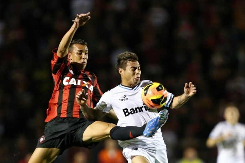 Na Vila Capanema, o Atlético-PR, que ainda não venceu em casa, recebe o Corinthians . O Furacão tem o objetivo de fugir da zona de rebaixamento