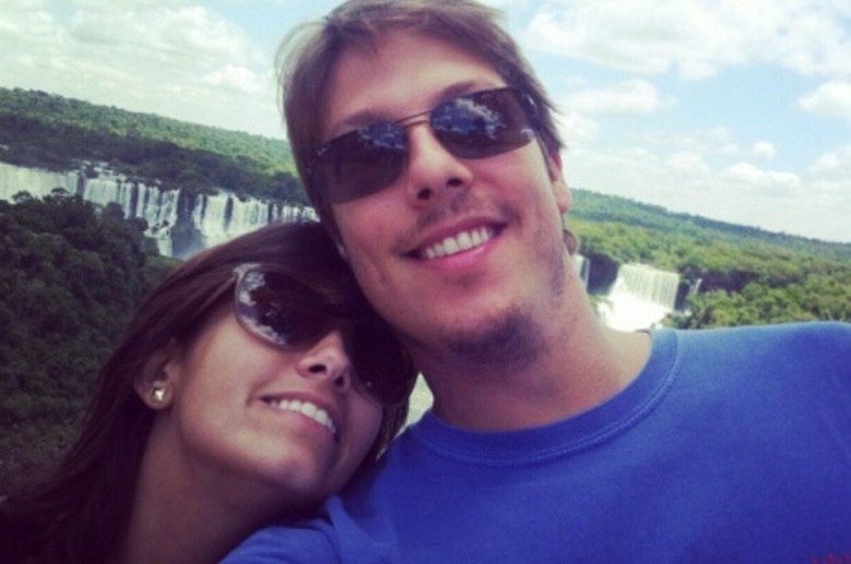 Fábio
Porchat e Patrícia Vazquez

Após uma série de boatos sobre crise no casamento, Fábio Porchat
também oficializou o fim de sua relação de três anos com Patrícia Vazquez. Em
um bate-papo com o R7, o humorista do Porta dos Fundos já tinha comentado o
fato

— Eu estou em crise na minha vida, porque eu não
consigo mais parar em casa, ver minha família, minha mulher, meus amigos. Mas é
uma batida de trabalho que todo mundo entende, eu tenho que aproveitar o
momento. Minha mulher vai ficar três meses em Nova Iorque, acho que é por isso
que rolou esse papo de crise...