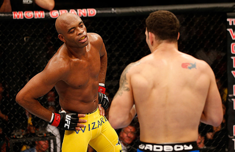 Após o nocaute sofrido por Anderson Silva para Chris Weidman, no UFC 162, pipocaram teorias de que o combate teria sido uma armação. A suposição tem cara de conspiração, mas o R7 preparou sete motivos para quem quiser acreditar que isso seja verdade. O primeiro deles, e que aguçou verdadeiramente as suspeitas, é o jeito displicente de Anderson Silva, que baixou a guarda em vários momentos. Ainda que isso ele já tenha feito em várias lutas anteriores