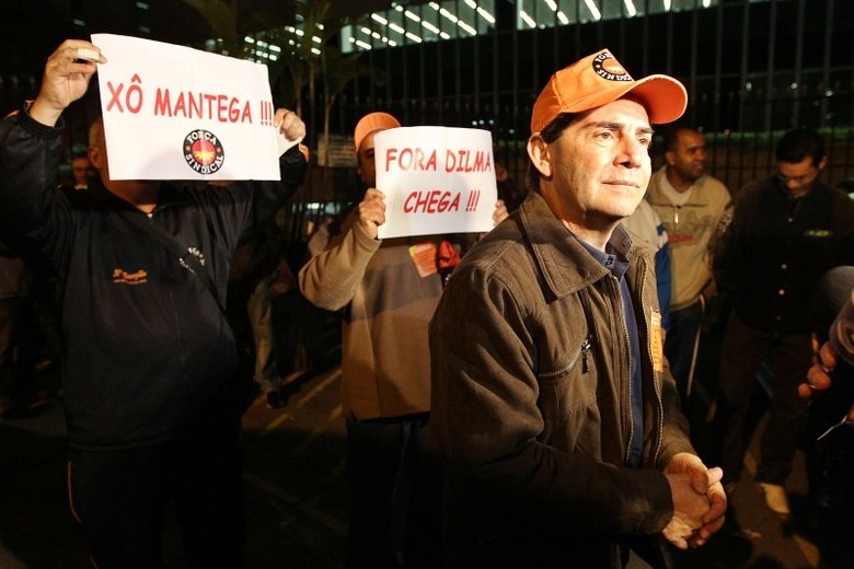 O deputado Paulo Pereira da Silva (PDT-SP), presidente da Força Sindical, participa de uma passeata na marginal Pinheiros, na zona sul de São Paulo, nesta quinta-feira (11), que faz parte do Dia Nacional de Lutas