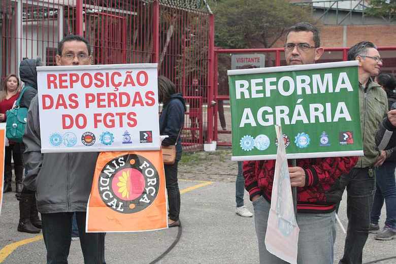 A CUT (Central Única dos Trabalhadores), a Força Sindical e outras centrais sindicais brasileiras realizam greve e manifestações nesta quinta-feira (11), na avenida das Nações Unidas em São Paulo, e em todo o País, com paralisação nos transportes públicos e bloqueio de rodovias