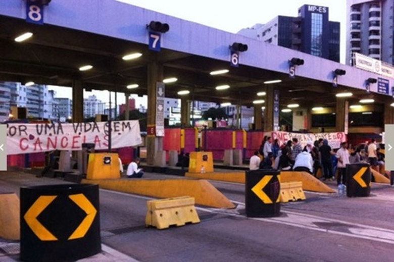 No Espírito Santo, as cabines do pedágio da Terceira Ponte, que liga Vitória a Vila Velha, foram blindadas com tapumes para evitar a depredação durante os protestos marcados para esta quinta-feira (11)