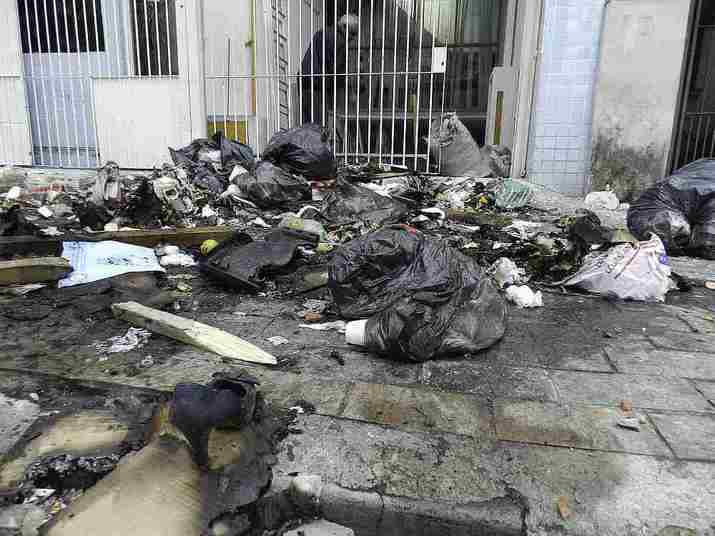 Lixo fica acumulado na frente do Sindicato dos Motoristas e Trabalhadores em Transporte Rodoviário Urbano de São Paulo, no bairro da Liberdade, na região central da cidade, após o tumulto ocorrido na noite desta quarta-feira, que terminou com oito pessoas feridas. A eleição para a presidência do sindicato estava prevista para começar à meia-noite de hoje e seguiria até as 18h de sexta-feira