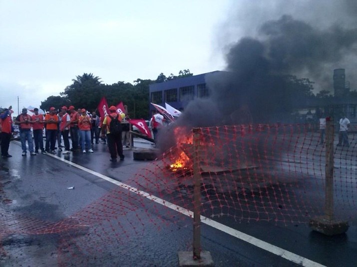 Manifestantes colocaram fogo em papelões no protesto realizado no Porto de Suape, Pernambuco