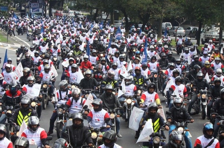 Por volta das 11h20 da manhã, motoboys seguiam pela avenida dos Bandeirantes, em São Paulo, em direção à avenida Paulista