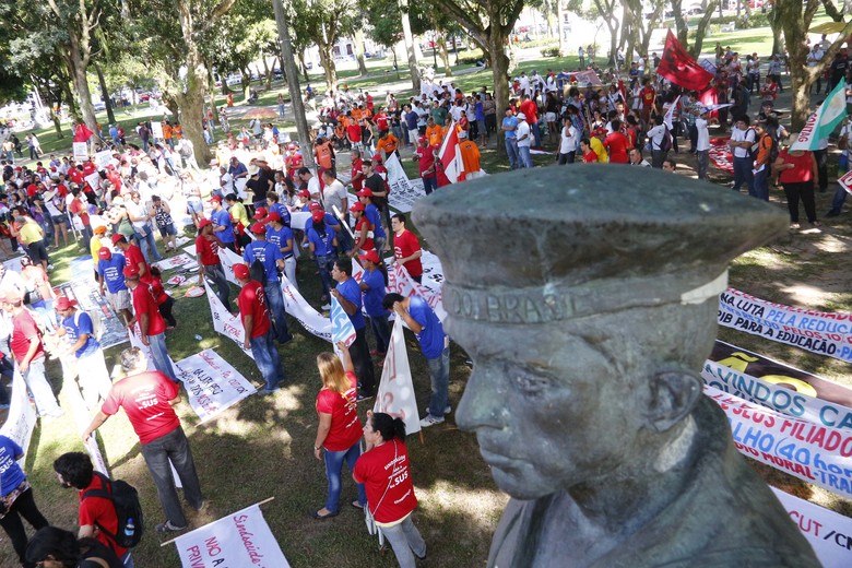 Manifestantes se reúnem em frente à prefeitura de Belém, no Pará