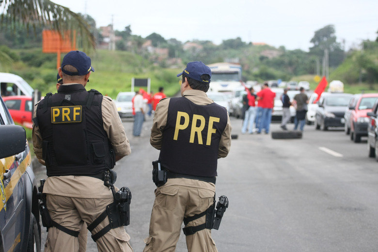 Manifestantes bloqueiam pistas da BR-324, na Bahia, na manhã desta quinta-feira (11)