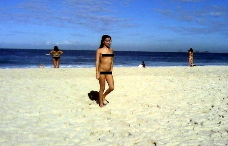 Uma mulher foi flagrada completamente nua caminhando pela areia de 
Ipanema, na manhã desta quinta-feira (11). Ela aproveitou o céu azul e o
 sol para dar um mergulho no mar azul da zona sul do Rio de Janeiro