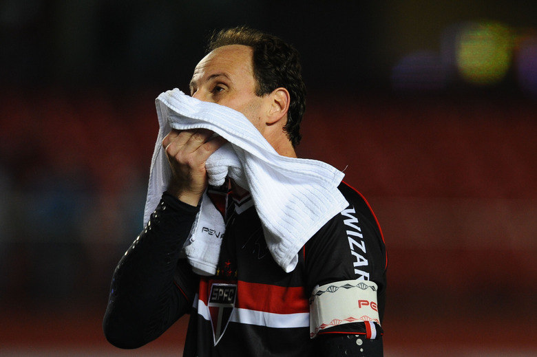 E não é só no Brasileirão que as penalidades têm assombrado os tricolores. Em partida contra o Bayern de Munique, da Alemanha, pela semifinal da Copa Audi, Rogério Ceni teve a oportunidade de marcar de pênalti, mas esbarrou no goleiro Neuer, que defendeu com a ponta da mão