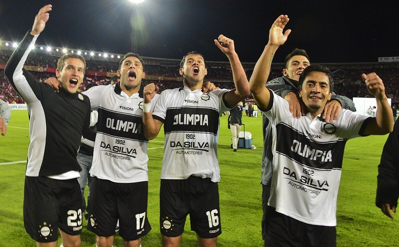 

A campanha da equipe, que possui três títulos da Libertadores, se
iniciou com atraso de salários, especialmente, no início da competição. A
situação era tão precária que em janeiro alguns atletas chegaram a não querer
se concentrar por conta das dívidas

