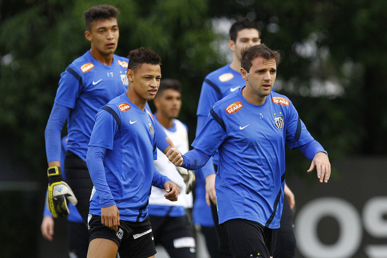 Com a venda de Neymar, os dirigentes santistas sonharam com a contratação de grandes atletas do futebol mundial. Mas, tudo não se passou de um sonho. Veja a seleção de craques que ‘quase’ reforçaram o time da Vila Belmiro