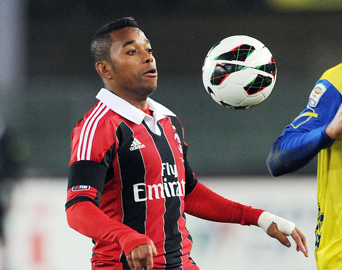 Robinho sempre foi um desejo do Santos. Atualmente no Milan, o atacante esteve perto de ser repatriado, mas não acertou a questão financeira com a diretoria do Peixe. Além do elevado salário, o atleta pediu um camarote na Vila Belmiro e um preparador físico particular 