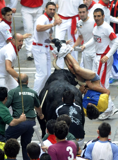 As imagens do espanhol Diego Miralles sendo chifrado pelo touro Langostero na sexta-feira (12) rodaram o mundo