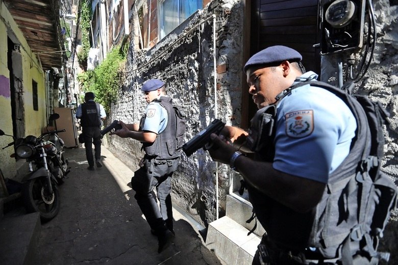 
 A Polícia Civil e a UPP (Unidade de Polícia Pacificadora) da Rocinha 
iniciaram, na manhã deste sábado (13), a operação Paz Armada. O objetivo é combater o tráfico 
de drogas na comunidade da zona sul. Ao menos 31 foram presos. De acordo com o delegado Orlando Zaconne, titular da Delegacia da Gávea (15ª DP), foram 58 mandados de prisão. Leia mais