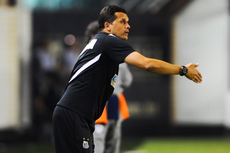 Mas não foi só a revelação santista, de apenas 16 anos, que tirou o espaço de 
Neilton no Santos. Novos contratados do clube, Thiago Ribeiro e Everton Costa 
parecem contar com mais prestígio com o técnico Claudinei Oliveira, que 
relacionou ambos para o duelo com o Grêmio. O outro atacante convocado é Willian José, também contratado recentemente