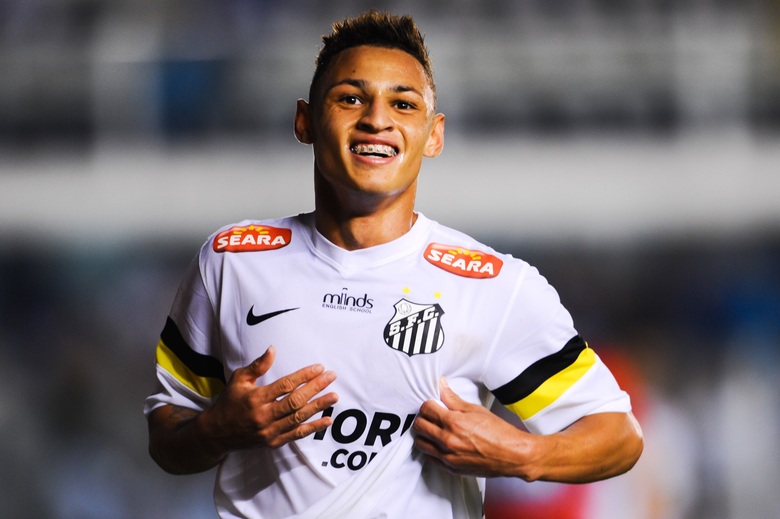 Logo após a ida de Neymar para o Barcelona, Neilton assumiu a titularidade da 
equipe e parecia ser o novo 'menino de ouro' da Vila Belmiro. Ele chegou a 
marcar quatro gols no Brasileirão, mas perdeu espaço para Gabriel, que marcou 
dois gols nos últimos dois jogos e assumiu a camisa 11 santista