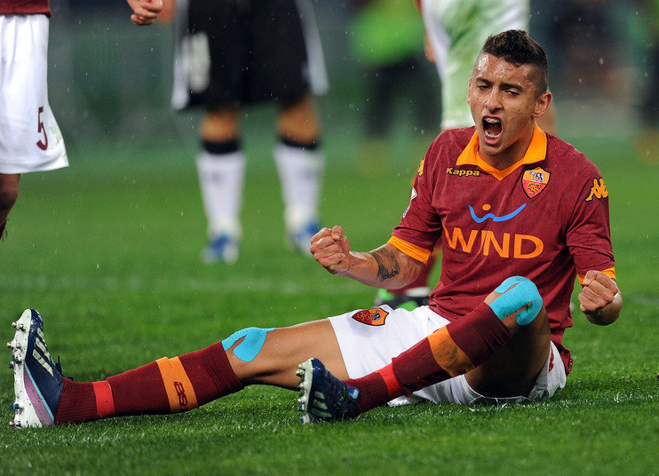 

Marquinhos, ex-Corinthians, é a bola da vez
para o Barcelona, que vê Thiago Silva cada vez mais longe. Atualmente no Roma,
o zagueiro pode deixar a Itália para ser o próximo reforço do clube catalão. O
Barça não é o único europeu interessado no jogador, o PSG também já fez
proposta pelo brasileiro 

