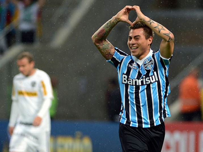 O chileno Vargas também não se firmou como titular do ataque gremista, mas, como foi cobiçado por outros grandes, como o São Paulo, chegou ao Sul valorizado. Abocanha R$ 350 mil mensais