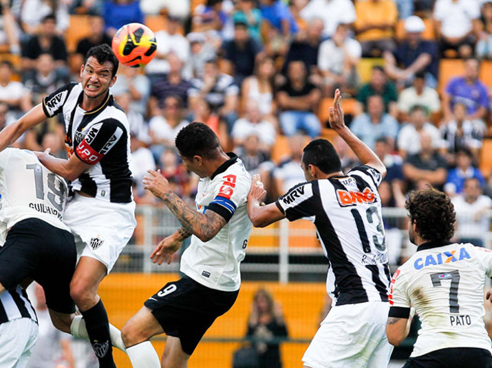 Até o momento, dois erros afastaram o Corinthians da ponta da tabela. Em um jogo contra o Atlético-MG, o time paulista ficou no prejuízo porque um impedimento foi marcado injustamente. A história se repetiu contra o Goiás quando um pênalti não foi considerado pelo juiz 