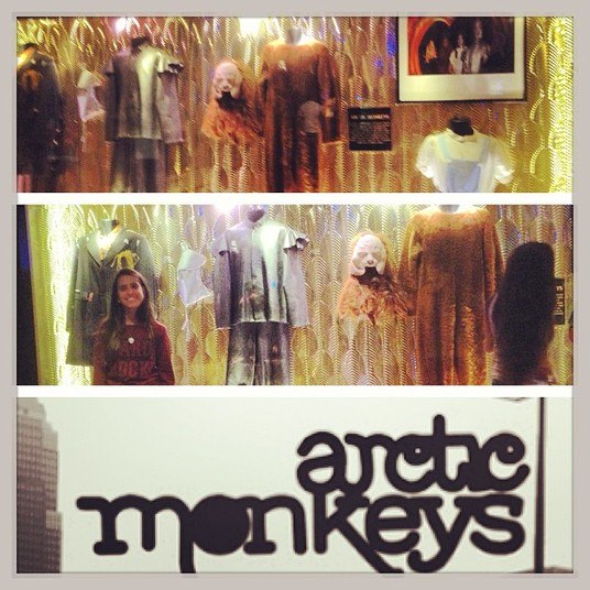 Longe de Antonia Morais, a teen lembrou-se da irmã ao encontrar produtos do Artic Monkeys, uma das banda preferidas de Tota 