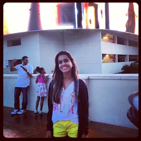 A gata teen usou um shortinho bem estiloso para curtir o passeio no Hard Rock Café