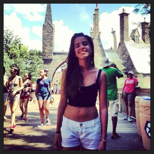 Ana Morais fugiu do Inverno brasileiro para aproveitar o Verão dos Estados Unidos. A gata teen posou até de barriga de fora!