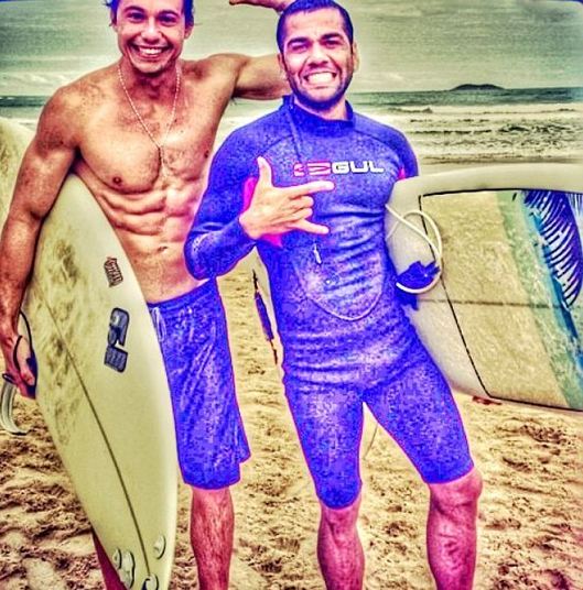 Craque do Barça postou fotos surfando e curtindo bastante o mar brasileiro