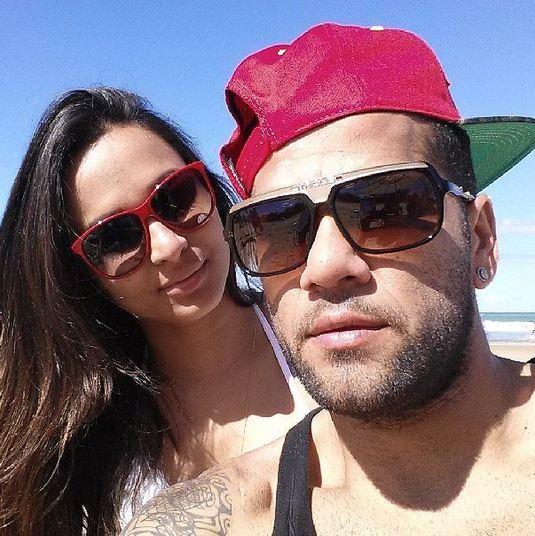 Após a conquista do título da Copa da Confederações, Daniel Alves curte as férias com os filhos, os pais e a namorada, Thaíssa CarvalhoVeja: Esportista mais gata do mundo e descuido de apresentadora esquentaram a semana em esportes