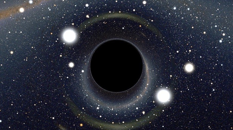 O professor do Instituto de Astronomia e Geofísica da USP (IAG) conta que os buracos negros são formados a partir de estrelas. “Os buracos negros se formam a partir do colapso de estrelas que estão no fim de suas vidas e, assim, as [estrelas] de massa muito grande explodem.” Devido às explosões, as estrelas passam a ser denominadas de supernovas