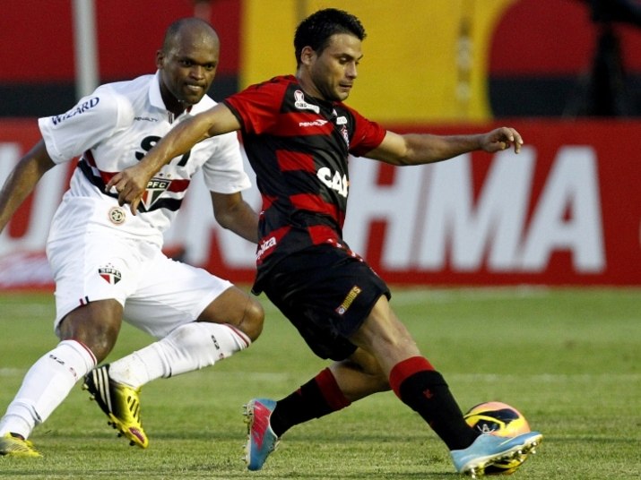 Os estrangeiros estão em alta no Brasileirão. O artilheiro do torneio é o argentino Maxi Biancucchi, que não foi bem em sua passagem pelo Flamengo, mas que está brilhando com a camisa do Vitória da Bahia e já fez seis gols no torneio