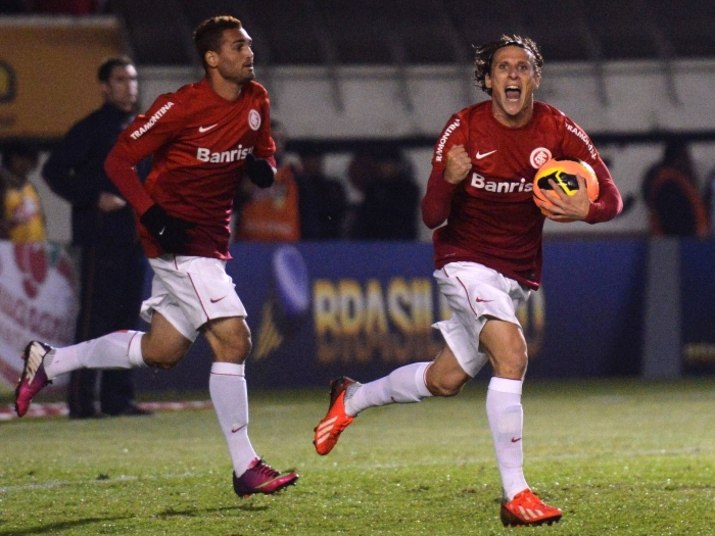 O vice-líder na artilharia é outro sul-americano. Forlán vinha em uma má fase no Inter mas recuperou a boa forma e já marcou cinco gols neste início de Brasileirão. O Colorado é quase uma legião estrangeira contando com mais três argentinos (Bolatti, D´Alessandro e Dátolo)