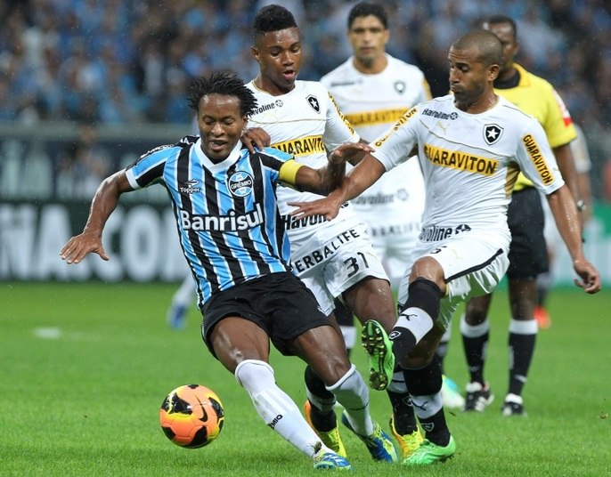 
          O experiente Zé Roberto do Grêmio já esteve perto do Morumbi 
em várias oportunidades, inclusive no meio deste ano. As negociações com
 o craque de 39 anos, no entanto, parecem ter esfriado, principalmente 
após as últimas lesões do jogador gremista. Ainda assim, o craque segue como uma boa opção no mercado