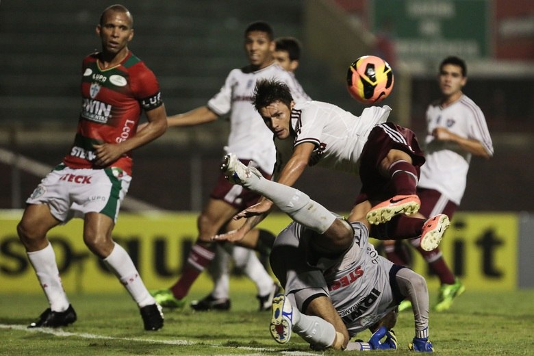 Piores médias de público do Brasileirão, Portuguesa e Fluminense fizeram o jogo com menos torcedores no estádio até agora no Brasileirão 2013. Só 1.182 testemunhas pagaram para ver a vitória lusitana por 2 a 1.O Tricolor carioca tem mandado seus jogos em Macaé (RJ)  e levou somente 2.429 torcedores em média ao estádio. A expectativa do clube é que a média melhore com a ida ao Maracanã.A Lusa é a lanterna na tabela de público. O time tem atraído 2.062 torcedores em média ao Pacaembu