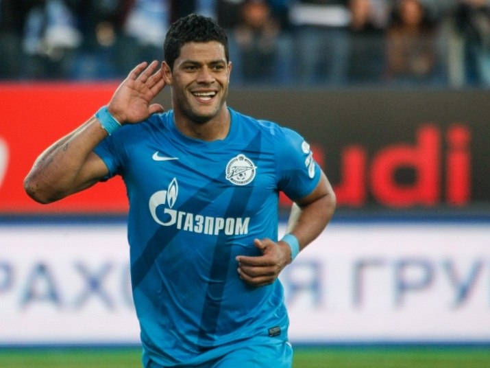 O atacante Hulk também está na lista. Ele jogou
por quatro anos no Porto, de Portugal e, no período em que esteve no país,
muitos boatos surgiram sobre uma possível naturalização do jogador. De qualquer
forma, Hulk já participou de competições oficiais pela seleção brasileira, o
que o impede de jogar por outro país