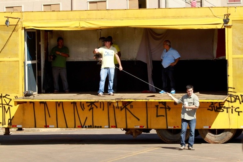 Os peritos estenderam um fio do palco até os fundos de uma casa em construção, de onde se suspeita que a arma tenha sido disparada