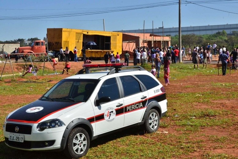 Além de ouvir testemunhas, a polícia analisa fotos e vídeos feitos pelo público para tentar encontrar pistas do atirador. Por ora, a certeza é de que a morte do funkeiro foi premeditada e que a pessoa responsável sabia manejar bem a arma de fogo