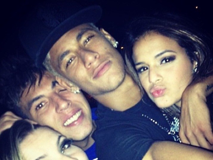 Neymar também teve a grande sorte de conhecer Bruna Marquezine e conquistar o coração da gata, que estava mexendo com a imaginação dos marmanjos na TV. A atriz também é uma grande fã da habilidade de Neymar