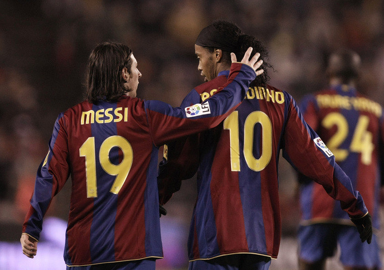 Apesar da moral que tinha no clube, Ronaldinho sempre foi humilde e acabou sendo essencial para a adaptação do argentino, dentro e fora dos gramados. Em entrevista para a Barça TV,  Messi reconheceu o apoio do brasileiro e disse que ele é uma grande pessoa , que facilitou muitas coisas 