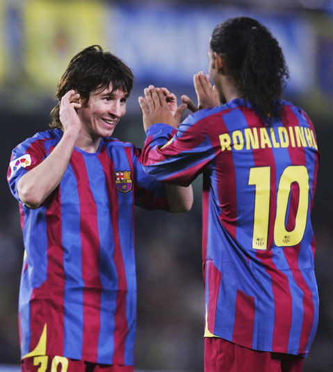 Ronaldinho chegou ao Barcelona em 2003 e em pouco tempo se tornou referência no clube espanhol.  Messi se juntou à equipe dois anos depois e recebeu todo o apoio do brasileiro, que foi um ‘padrinho’ para o jogador argentino que estava no começo da carreira. Não é à toa que frequentemente Messi está elogiando o ex-companheiro, que agora defende o Atlético-MG 