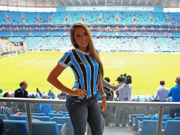 

A torcida do Grêmio está feliz da vida com sua musa. Chamada
de 'talismã' após a vitória do Grêmio sobre o Botafogo, Carol
Portaluppi, que foi à Arena Grêmio assistir ao jogo, não desgrudou do pai, o
técnico Renato Gaúcho, após a partida. Pela web, gremistas que já tinham
pedido Carol como técnica do time, chamam o comandante de 'sogrão'. Depois do jogo, Renato, que não esconde o ciúme da filha, não desgrudou dela
nem na entrevista coletiva. Veja 'outras fotos do novo amuleto da sorte gremista'
aqui

