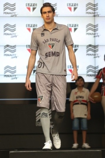 

O uniforme do goleiro também foi apresentado. As camisas
estarão à venda a partir deste sábado (20)Neymar curte folga em Santa Catarina e pega jatinho para retornar a Santos 