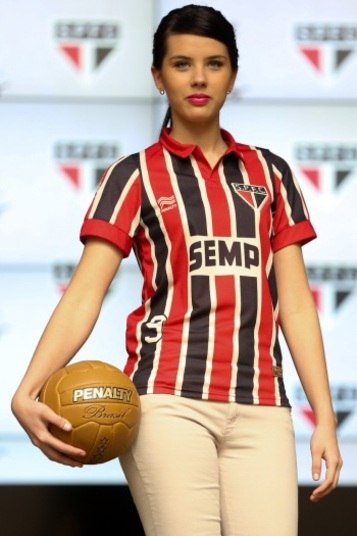 

O São Paulo ganhou nesta sexta-feira (19) um novo uniforme
com modelo retrô, que lembra glórias do passado. Para lembrar o cenário esportivo
de antigamente, objetos como bolas de couro foram utilizados na apresentação. Veja
mais fotos do novo uniforme do Tricolor a seguir

