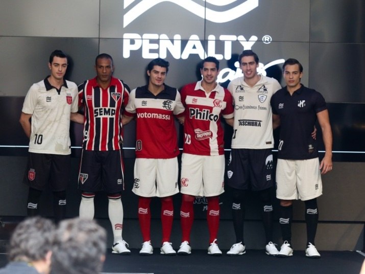 

Além do novo uniforme do tricolor, o evento em São Paulo
apresentou novas camisas do Vasco da Gama, Ceará, Figueirense, Náutico, Santa
Cruz e Vitória

