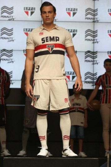 

As camisas tradicionalmente brancas se tornaram beges. O São
Paulo homenageia o ídolo do clube Leônidas da Silva, que foi o primeiro
artilheiro brasileiro da Copa

