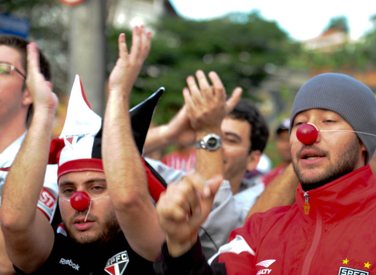 Antes mesmo da partida contra o Cruzeiro, cerca de um grupo de cerca de 50 pessoas sem paramentos de organizadas se reuniu diante do Morumbi para protestar principalmente contra o presidente Juvenal Juvêncio. Com narizes de palhaço, eles pediam a eleição de Marco Aurélio Cunha e a volta do técnico Muricy Ramalho