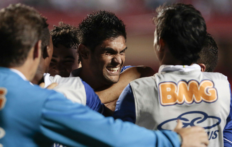 Os três gols do ex-palmeirense Luan na noite deste sábado (20) afundaram ainda mais o São Paulo na crise. Com sete derrotas seguidas, o Tricolor Paulista precisou enfrentar a fúria de sua torcida no estádio do Morumbi. Atualmente com apenas oito pontos em nove partidas disputadas, a equipe do Morumbi pode entrar na zona de rebaixamento do Campeonato Brasileiro após a rodada deste domingo (21)