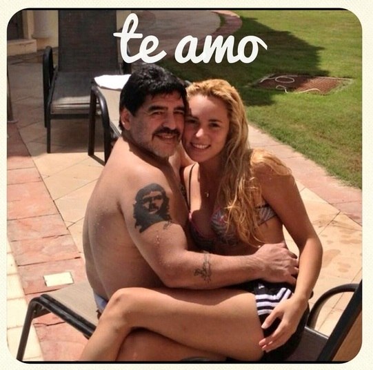 Maradona pode ser 'papai' pela sexta vez. De acordo com informações da coluna Él Balón Rosa, do jornal Sport, a namorada do ídolo argentino, Rocío Oliva, 30 anos mais nova que o ex-jogador, estaria grávida