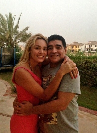 Na última semana, Maradona mostrou o seu lado romântico, subiu ao palco durante um show e cantou uma música romântica para a namorada. O casal estava acompanhado da filha do argentino, que tem 24 anos e é um ano mais velha que a escolhida do pai